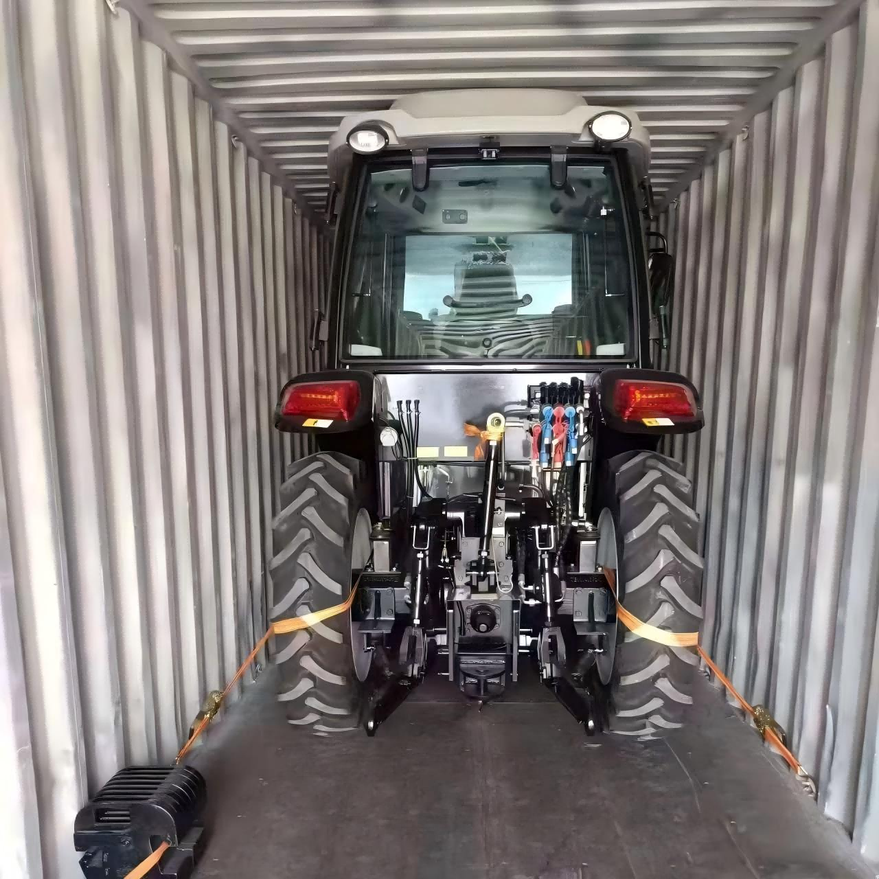 Traktor 50HP yang disesuaikan untuk pelanggan Panama telah dihantar.